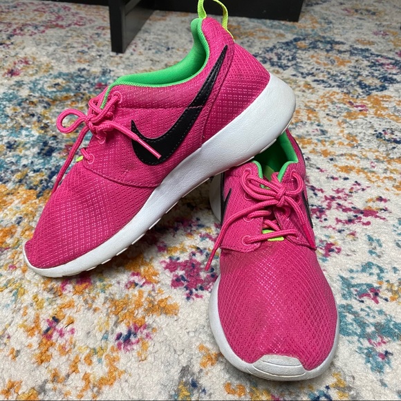 nike hot pink sneakers